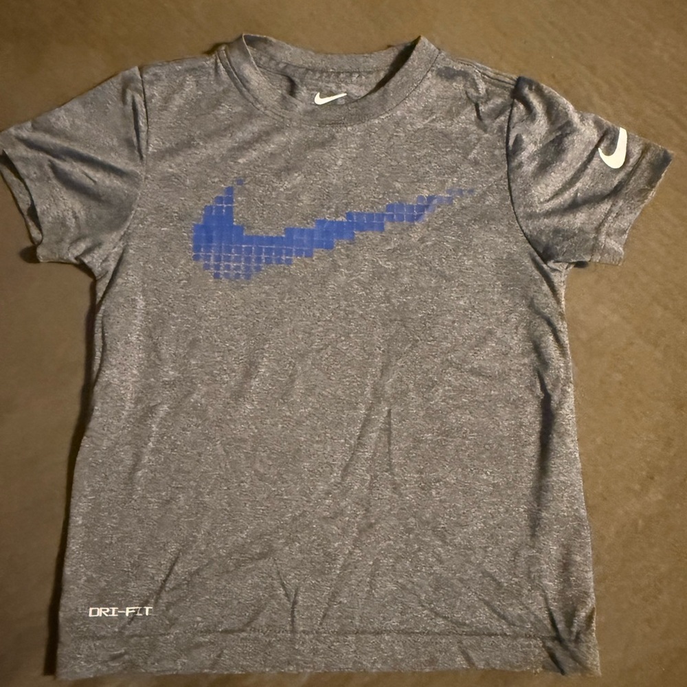 Lot of size 6 t’s